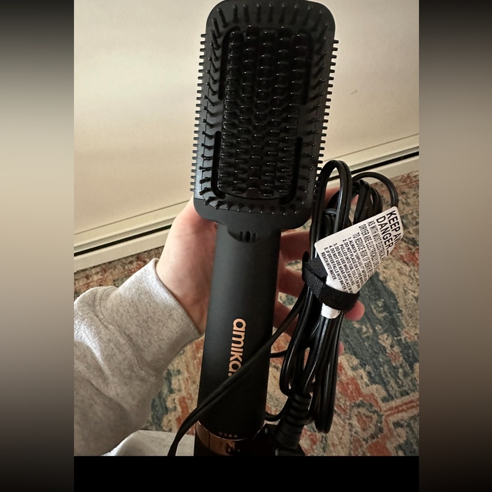 Used once, like new.Amika - double agent
2-in-1 blow dryer + straightening brush